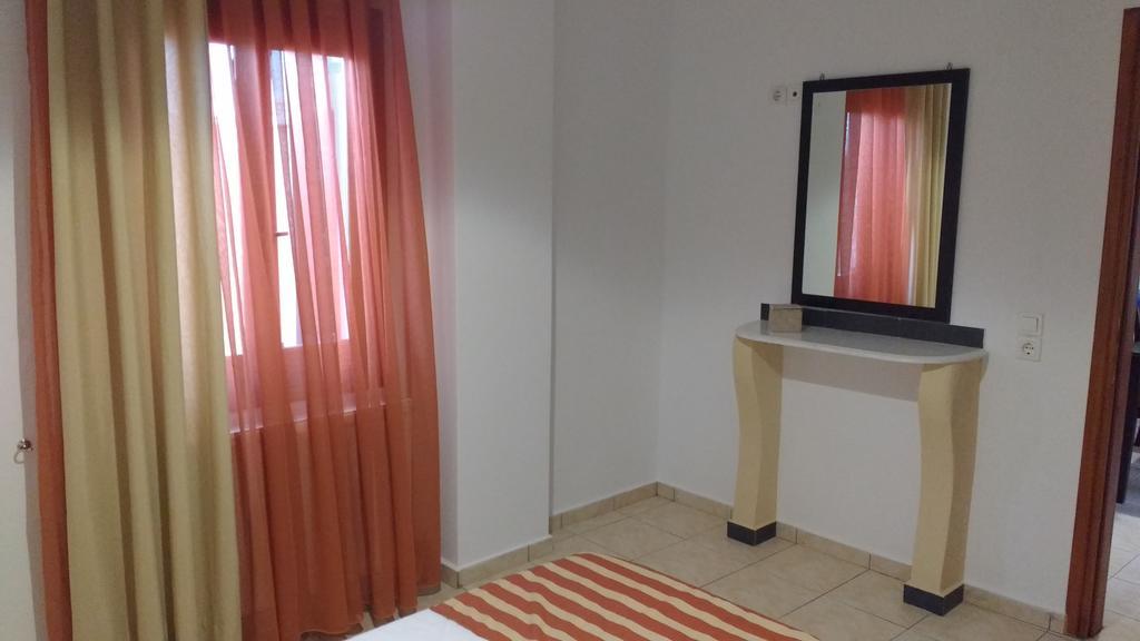 Vazeos Apartments คาร์เทราดอส ภายนอก รูปภาพ
